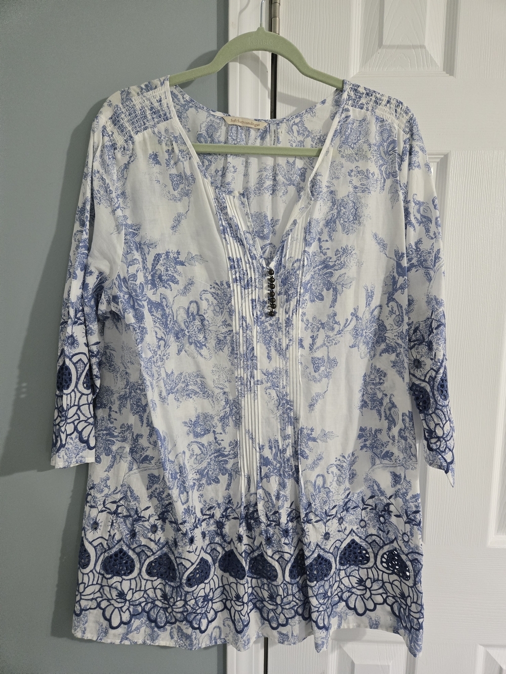 Soft Surroundings White Tunic with Blue Floral Border Print Size L